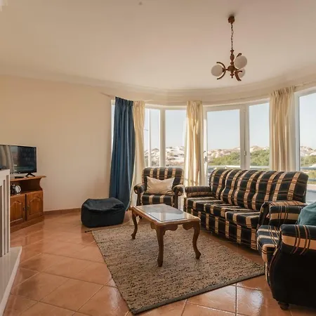 Apartment 09 - Steps From The Peniche
